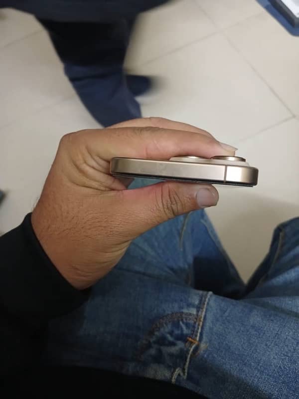 iPhone 16pro 128 gb desert titanium 4