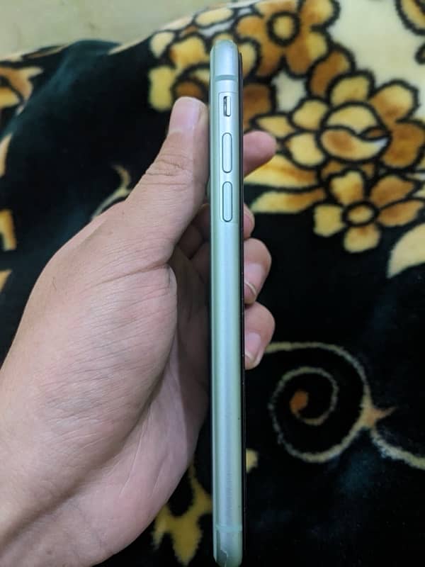 iphone 11 Jv 64gb water packed 10/10 condition 12