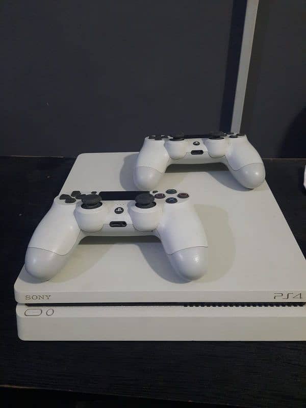 PS 4 in white color with 6 game disc 0