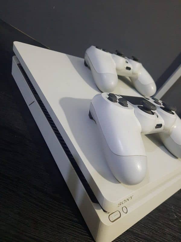 PS 4 in white color with 6 game disc 1