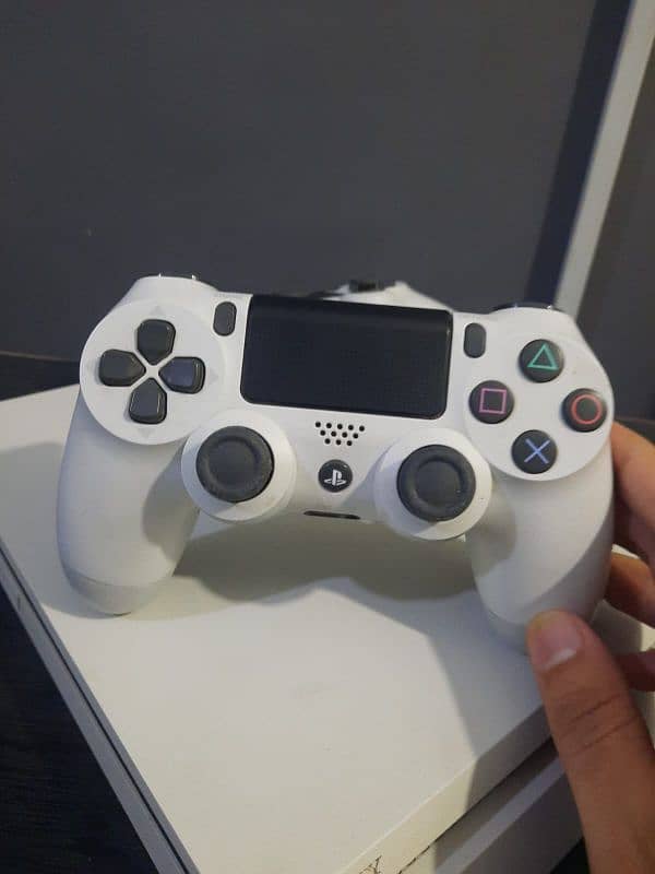 PS 4 in white color with 6 game disc 2