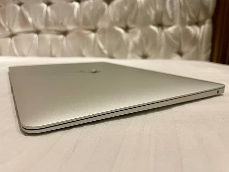 MacBook Air 2020 – Core i5, 8/256– Silver (10/10 Condition) 3