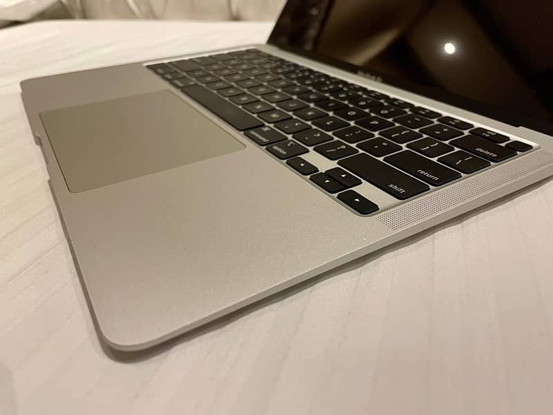 MacBook Air 2020 – Core i5, 8/256– Silver (10/10 Condition) 5