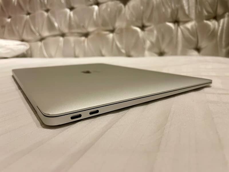 MacBook Air 2020 – Core i5, 8/256– Silver (10/10 Condition) 6