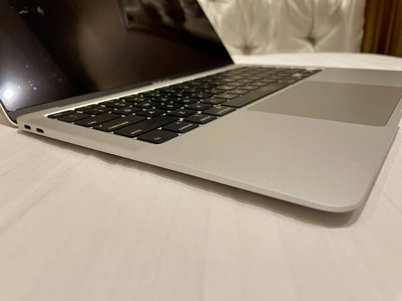 MacBook Air 2020 – Core i5, 8/256– Silver (10/10 Condition) 7