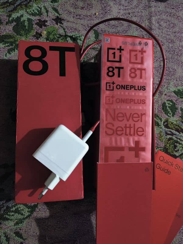 one plus 8t condition 10/10 full box 5