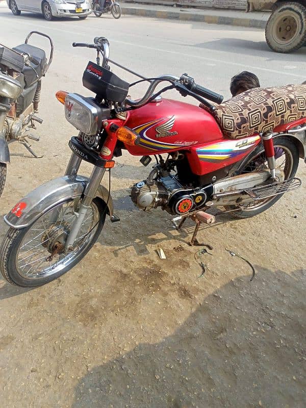 cd 70 2014 bilkul saaf bike ha bilkul ap pics dekh skte hn 3