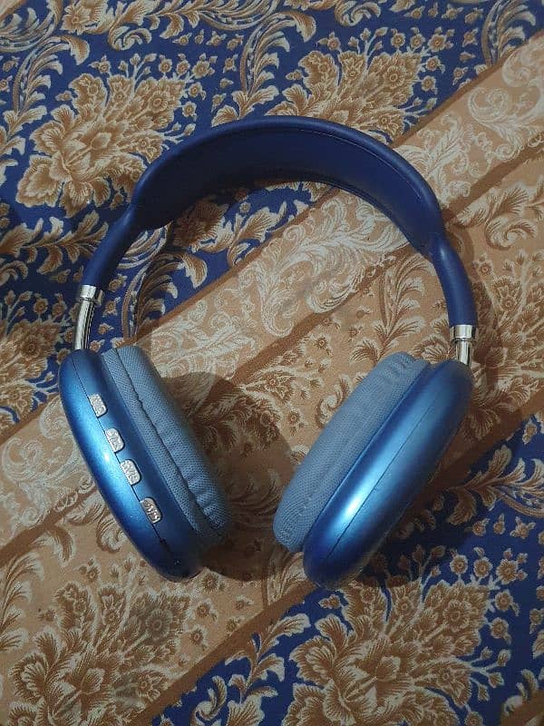 Trending Aesthetic Headphones lady hand used. 2