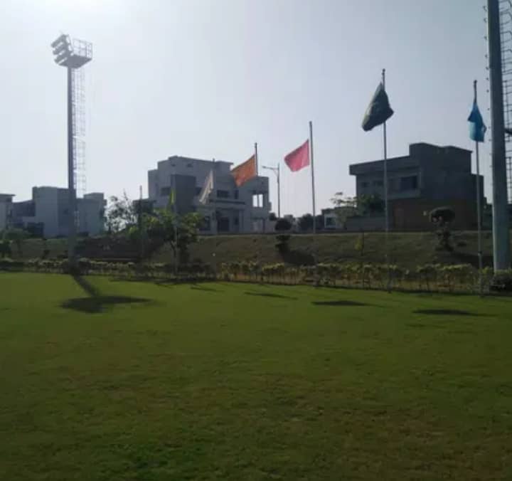 10 mrle plot for sale Faisal C block beautiful location 7