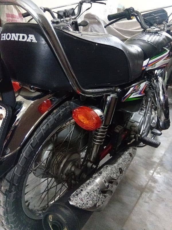 Honda 125 2016 Golden Num 2