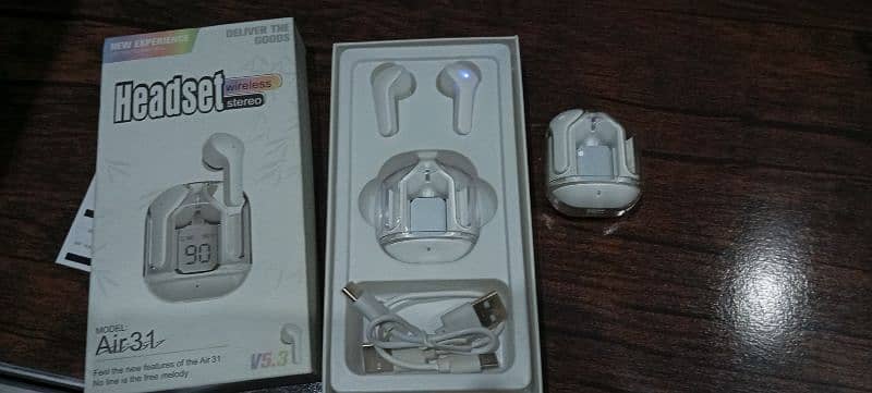 2 earbuds with box 0