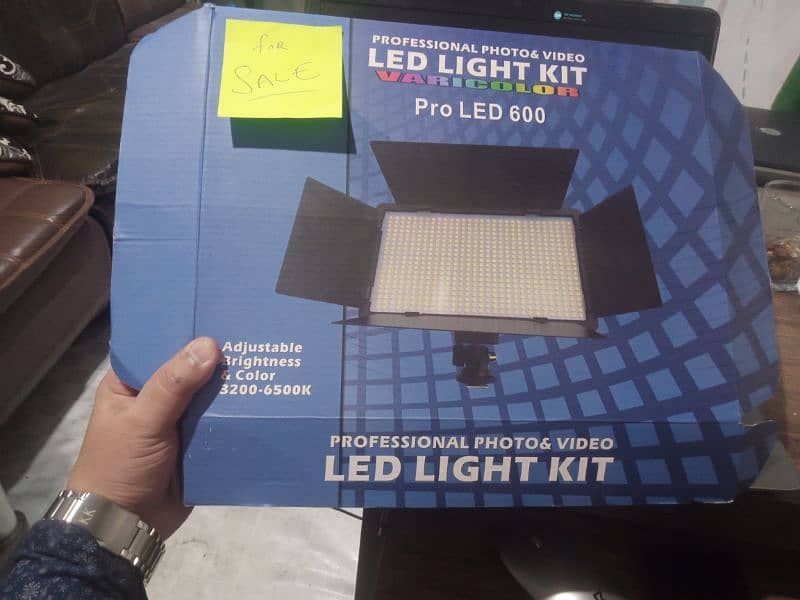 Profeshional LED Light with 2 Batteries and Charger 220V LED U-600 0