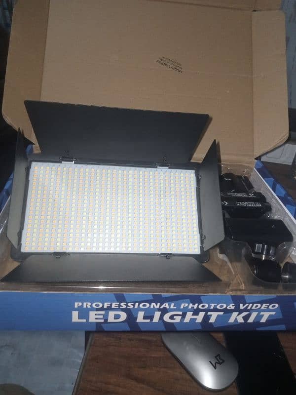 Profeshional LED Light with 2 Batteries and Charger 220V LED U-600 1