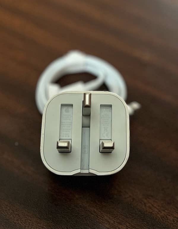 iPhone charger 3 pin 0