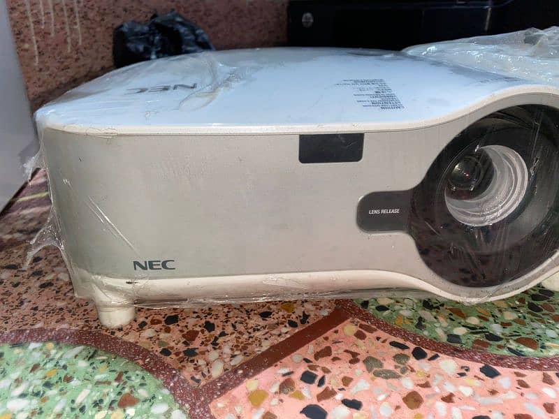 NEC projector color full mega screen 0