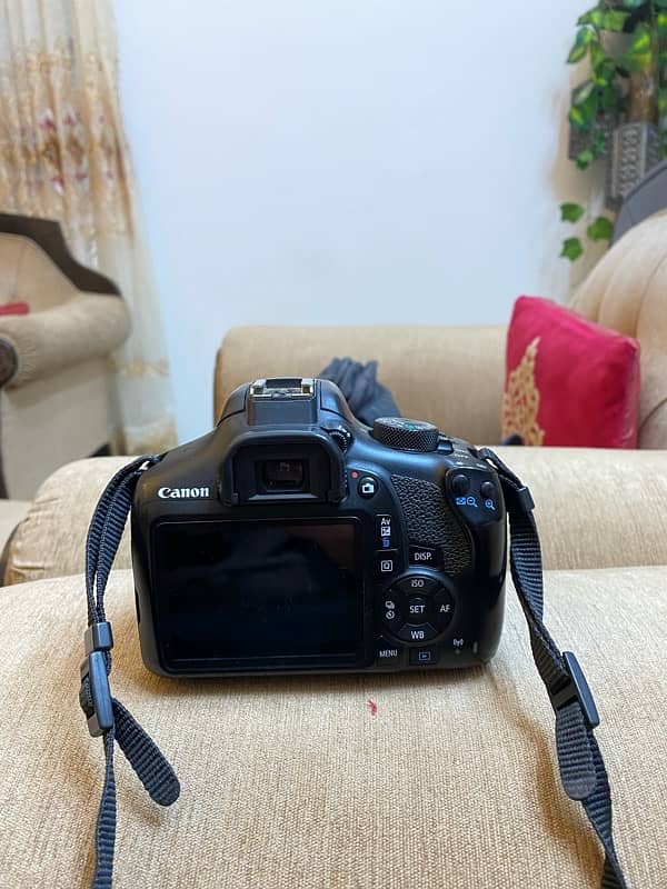 DSLR Canon EOS 1300D with 75-300mm Lens 0