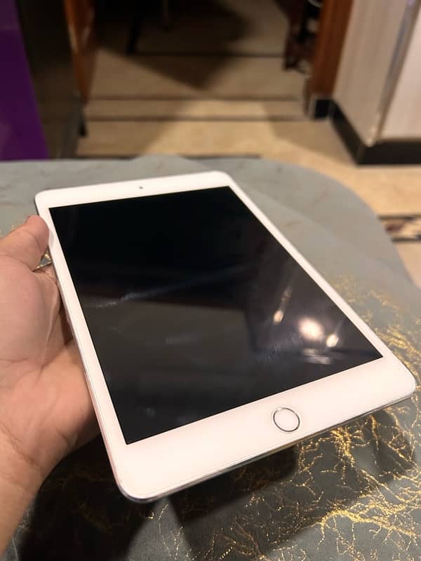 Apple iPad mini 4 3