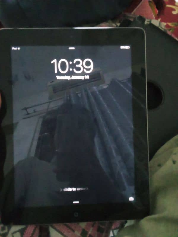 iphad 4  with cover and charger all work no damage 9/10 condition 1