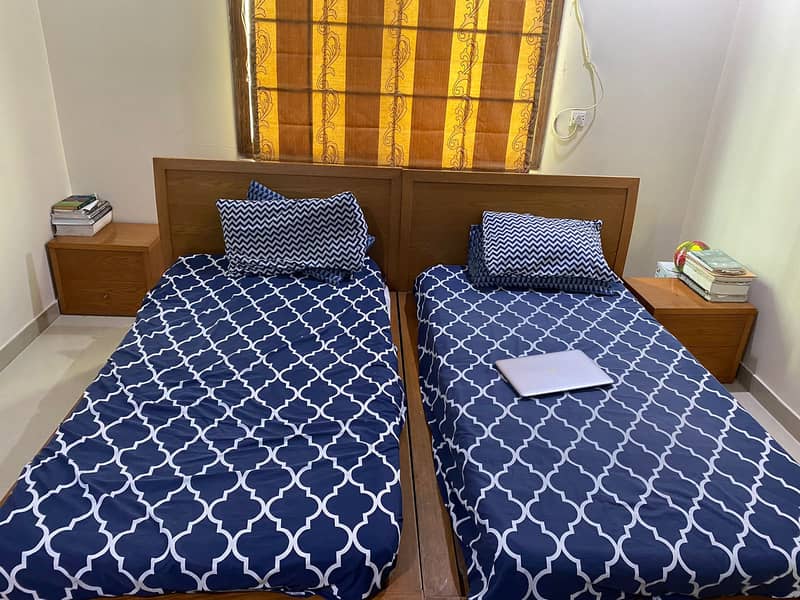 2 single beds with 2 side tables 1