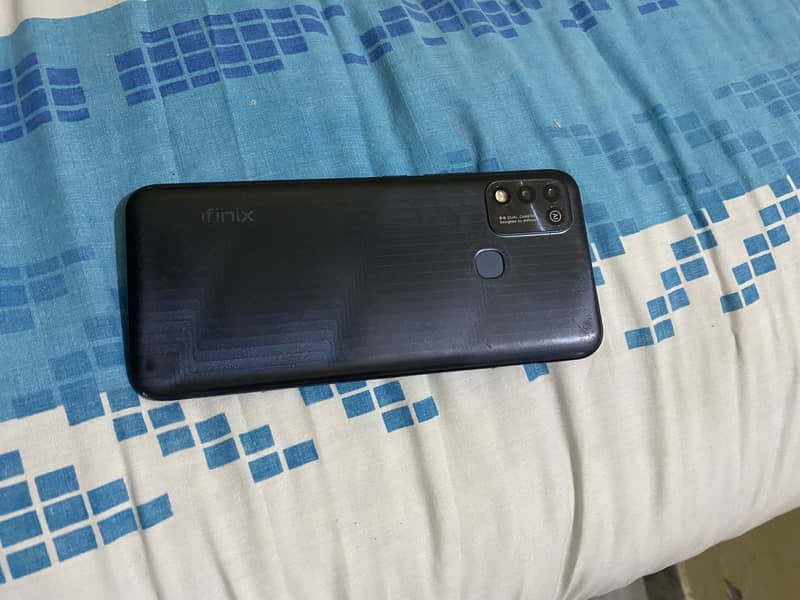 infinix hote 11 play 4/128 box Available charge nhi hai 1