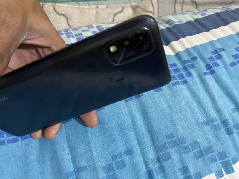 infinix hote 11 play 4/128 box Available charge nhi hai 3