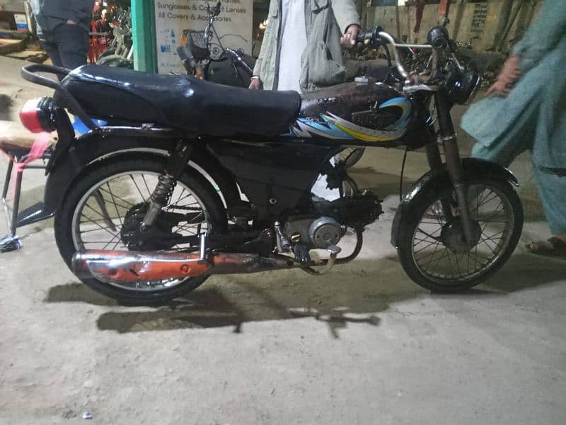 racer bike saf sutri genuine condition karak ha chalny ma mashallah 9