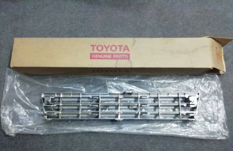 TOYOTA COROLLA AND SPRINTER 1987-91 GENUINE FRONT GRILLE 2