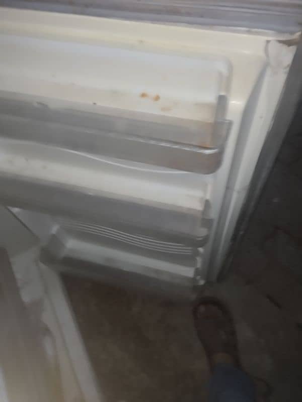 old fridge hai condition theek hai cooling perfect hai 4