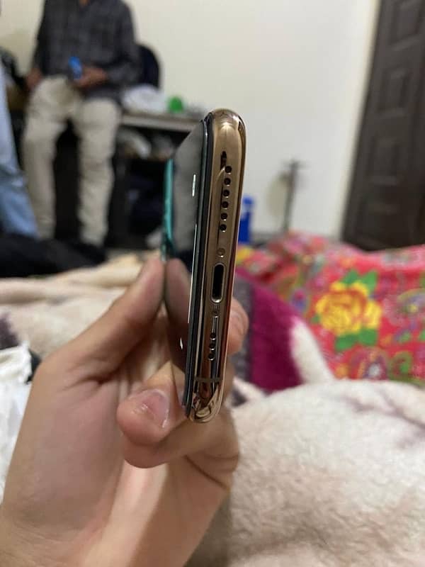 I phone 11 pro 256GB FACTORY UNLOCK 4