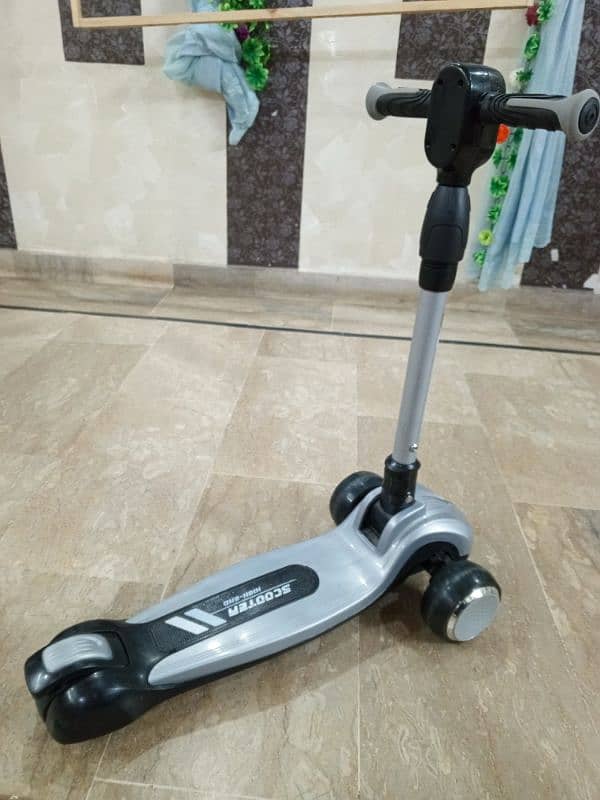 selling kid scooty, 3 ages extension. lighting in wheels & underground 1