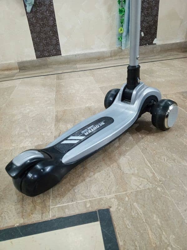 selling kid scooty, 3 ages extension. lighting in wheels & underground 5