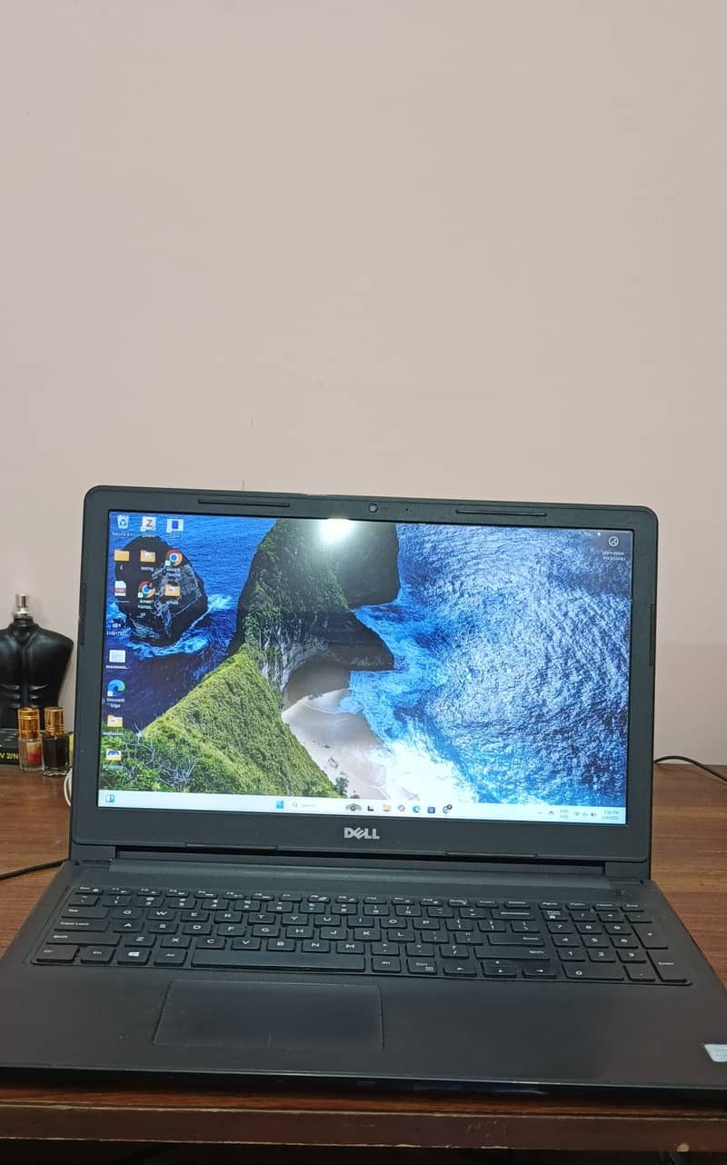 Dell laptop with box Intel i3 8th Gen 8 GB RAM 512 GB SSD competes i5 or i7 offered in this price while being Affordable 3