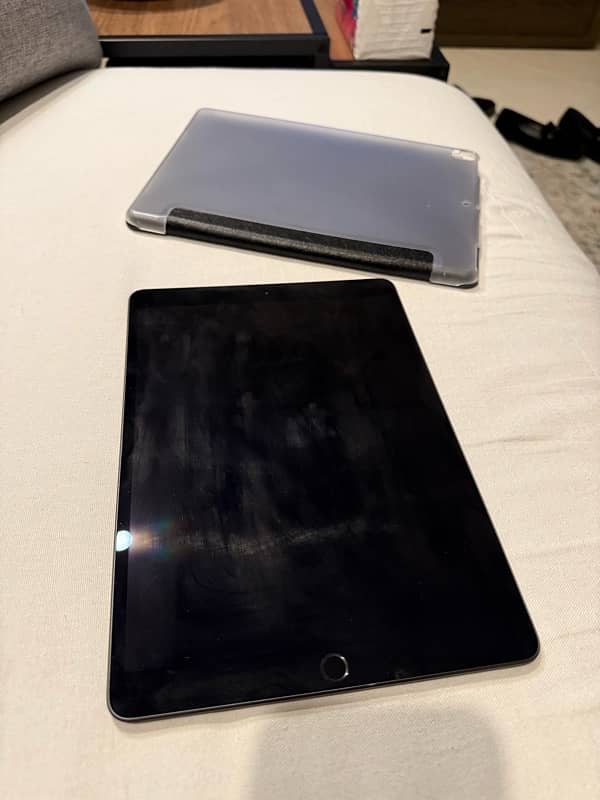 iPad Air 3rd Gen (64GB) – Mint Condition 2