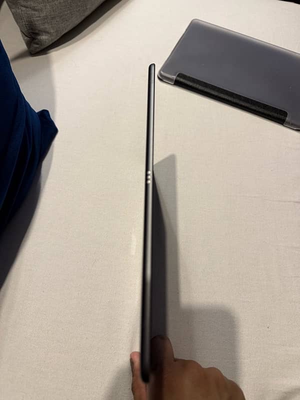 iPad Air 3rd Gen (64GB) – Mint Condition 3