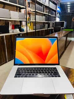 Apple macbook pro 2017 15” Core i7 16/1TB