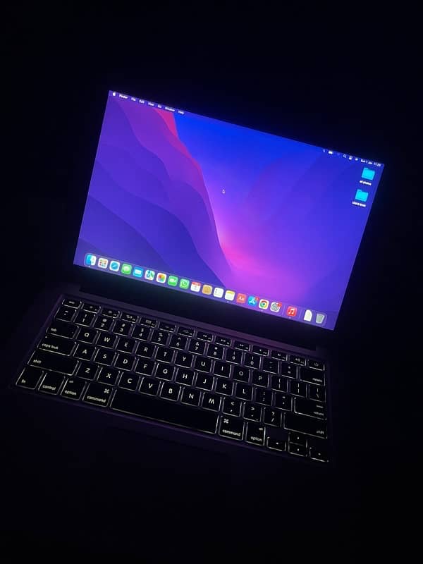 MacBook Air (2015 i5 13’’ 10/10) 1