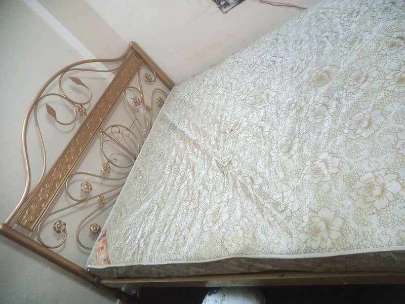 heavy materiall iron bed king size with mat 3