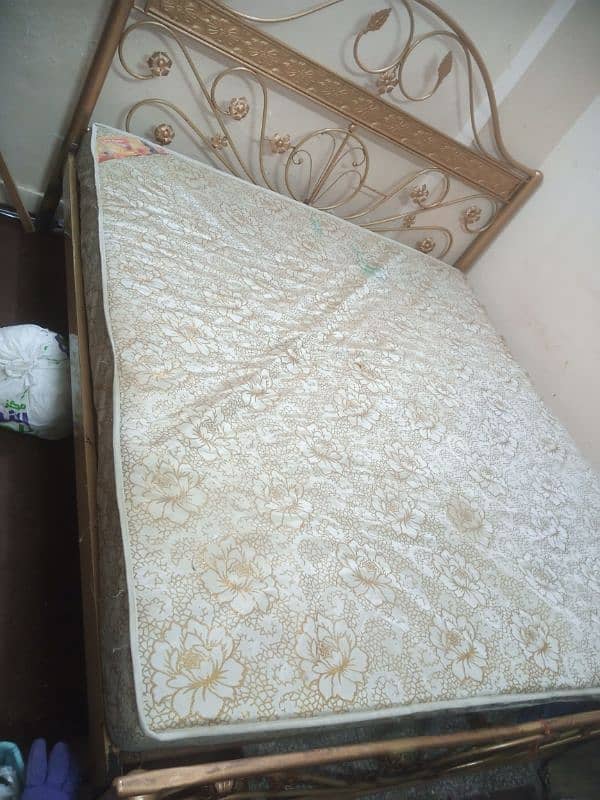 heavy materiall iron bed king size with mat 5