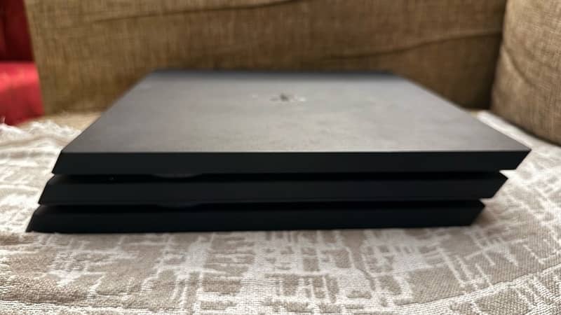 Ps4 Pro 1 TB 4