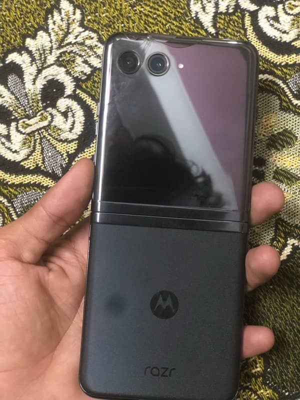 moto razr 40 ultra 0