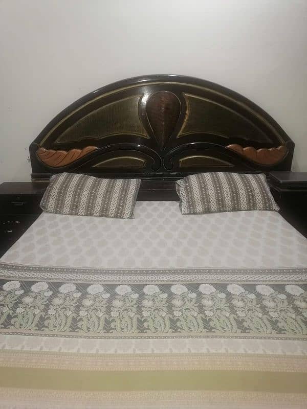 m apna double bed or ak single bed without mattress sale kr Ra hu 1