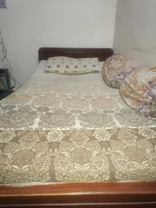 m apna double bed or ak single bed without mattress sale kr Ra hu 3