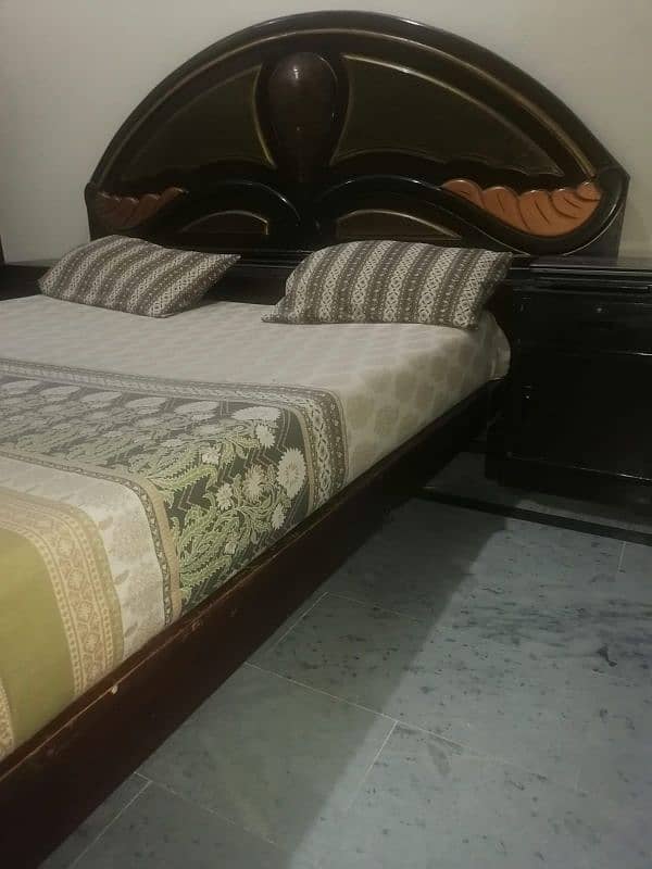 m apna double bed or ak single bed without mattress sale kr Ra hu 4