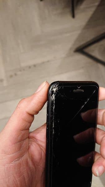 SE 2020 64GB Panal Ka Glass Broken ha 2