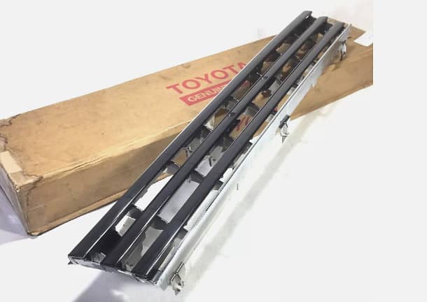 TOYOTA COROLLA AND SPRINTER 1987-91 GENUINE FRONT GRILLE 4