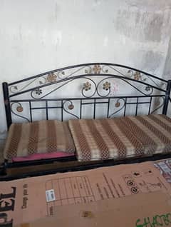 ek iron sofa h aur ek king size bed seal kar na h