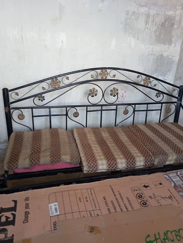 ek iron sofa h aur ek king size bed seal kar na h 0