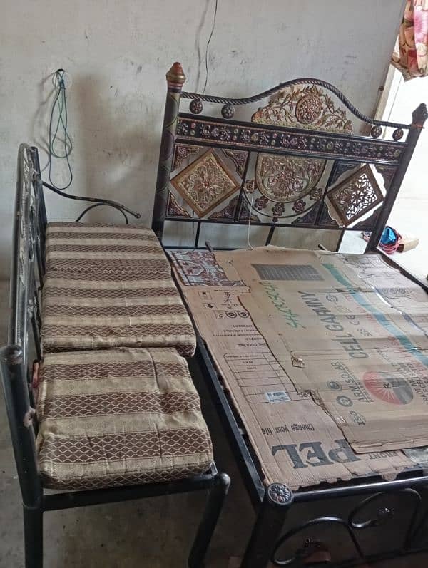 ek iron sofa h aur ek king size bed seal kar na h 5