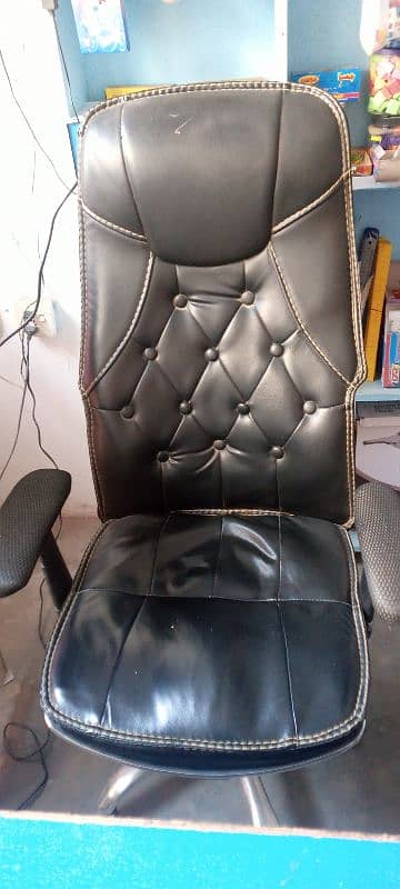 Revolving chair at good codition for sale 0