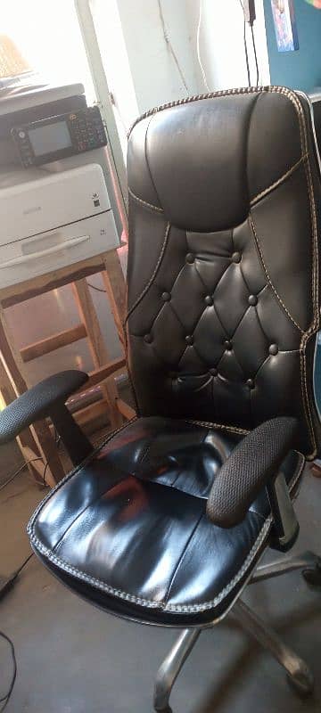 Revolving chair at good codition for sale 1